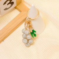 Porte-clés Raisin tendance avec strass, en alliage de zinc et cordon en cuir, pendentif DIY - Cadeau d'affaires de Chine