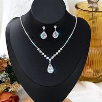 Parure de bijoux de mariage pour femme, collier ras-du-cou et boucles d'oreilles avec breloques cœur et papillon en cristal et pampilles