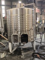 Cuve de fermentation de vin en acier inoxydable avec système de refroidissement pour utilisation en cave à vin
