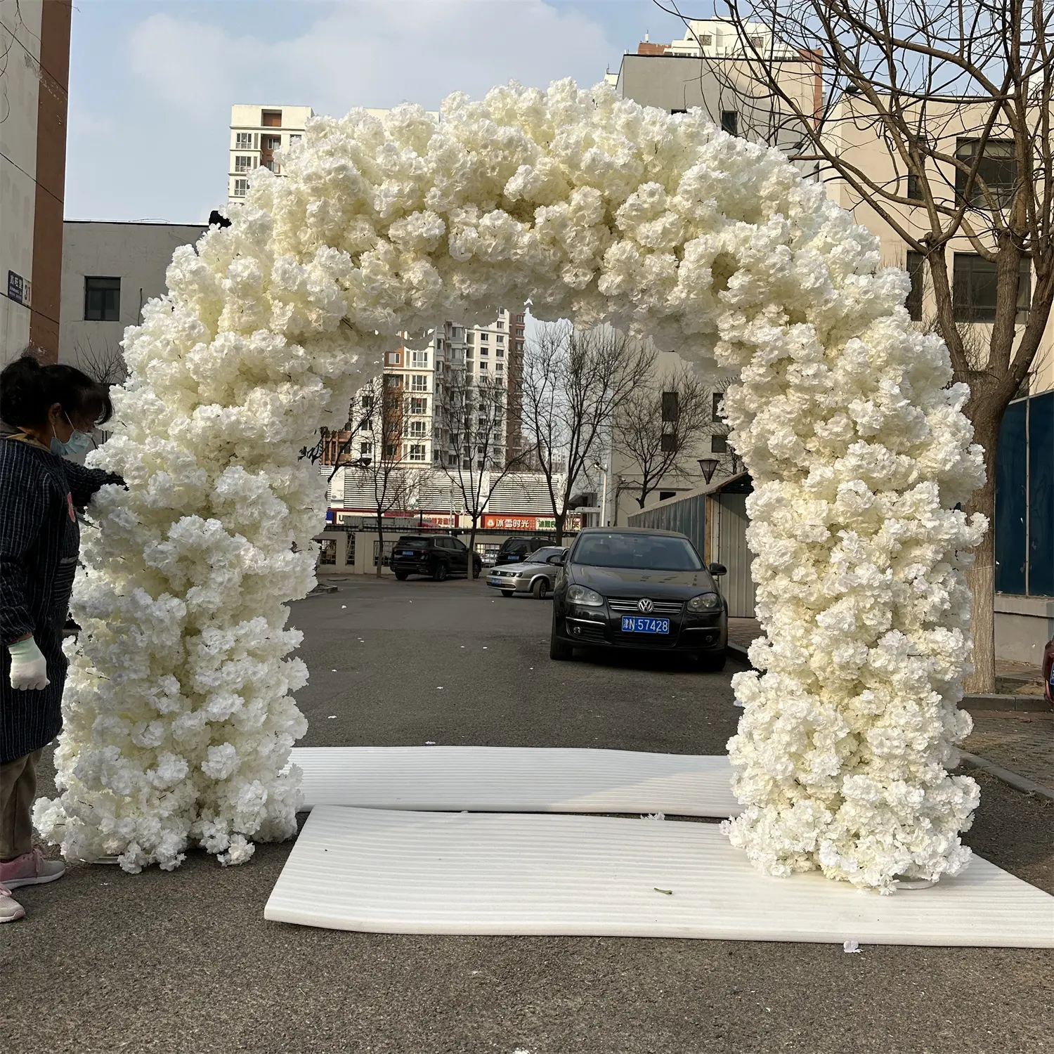 Arrangement de mariage IFG 8x8ft très complet arc de fleurs de cerisier blanc artificiel