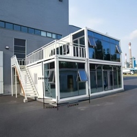 Conteneur Démontable Modulaire à Double Étage avec Cadre Blanc, Mur en Verre, Balcon, Terrasse et Escalier pour Usage Commercial et Bureaux en Parc d'Entreprises