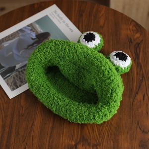 2025 chapeau de bonnet chaud d'<span class=keywords><strong>hiver</strong></span> en forme de grenouille en peluche verte pour femmes adapté à un usage quotidien - Product Image 3
