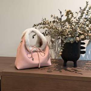 Sac à main demi-lune en cuir synthétique pelucheux d'hiver avec fermeture à nœud papillon - Product Image 2