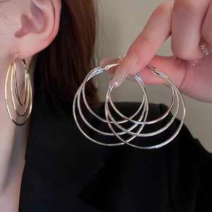 Pendientes de aro de múltiples capas chapados en oro y plata para mujer, pendientes de aro de tres capas para mujer, pendientes de aro circulares grandes lisos <span class=keywords><strong>Simpel</strong></span> para mujer - Product Image 4
