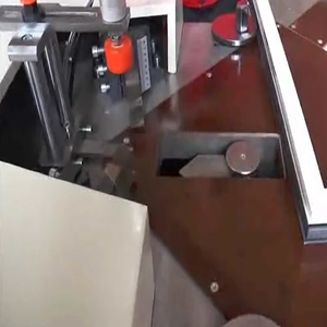 Machine à sertir les coins pneumatique pour la combinaison de cadres, pour le poinçonnage des connecteurs de décalage des profilés aluminium de portes et fenêtres - Product Image 6