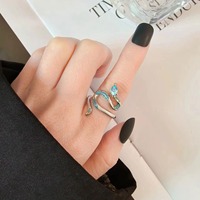Anillo Abierto de Serpiente con Esmalte Azul Vintage Brillante y Adorno de Cristal, Chapado en Plata sobre Latón, Joyería de Moda para Uso Diario