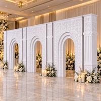 Arche de mariage blanche avec panneaux géométriques et colonnes pour la cérémonie, la scène, la réception, le banquet d'hôtel, l'événement