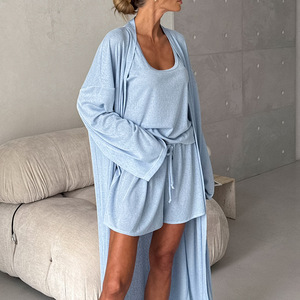 Conjunto de 3 piezas de ropa de descanso al por mayor para mujer: bata larga, camiseta sin mangas y pantalones cortos de mezcla de rayón, pijama informal de punto. - Product Image 1