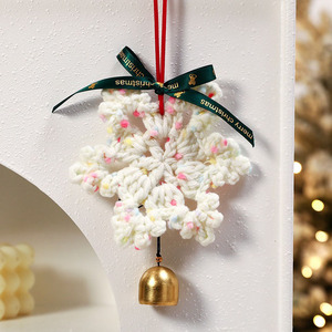 Pingente de floco de neve de crochê feito à mão, enfeite de Natal para pendurar com sino dourado, floco de neve de fio tecido, decoração de Natal. - Product Image 5