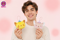 Vente en gros Anoeo : Peluches requins mignons et colorés de 3 pouces, porte-clés interactifs personnalisés, pendentifs mascotte, jouets à griffes, commande mixte