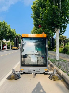 Camion balayeuse de voirie avec cabine entièrement fermée et balais rotatifs pour le nettoyage des routes municipales - Product Image 6