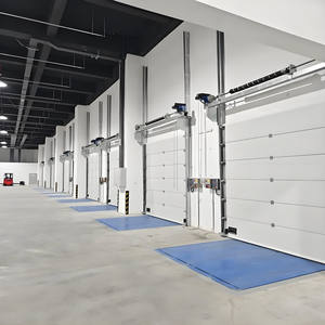 Porte de garage sectionnelle électrique à levage élevé avec fenêtre de visualisation pour les zones de chargement industrielles à usage intensif - Product Image 1