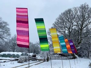 Drapeaux du festival colorés sur <span class=keywords><strong>fond</strong></span> <span class=keywords><strong>de</strong></span> ciel bleu clair drapeau du festival d'été - Product Image 2