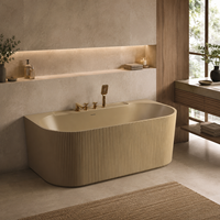 Baignoire en acrylique de luxe, dorée mate, à dos mural, en forme de D, avec robinet mural doré pour salle de bain de villa moderne