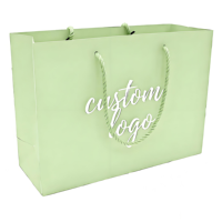 Sacs cadeaux haut de gamme durables, recyclables, réutilisables, imprimés avec du papier doré/argenté gaufré, logo personnalisé, avec poignées en corde de coton/ ruban