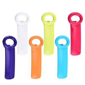 Ouvre-bouteille manuel coloré portable de conception moderne pour usage domestique, ouvre-boîte en plastique blanc pour restaurant - Product Image 3