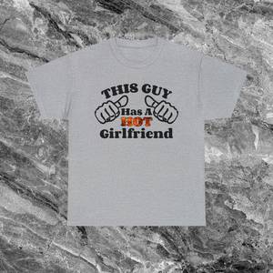 Camiseta con la frase "Este chico tiene una novia guapa", regalo divertido de aniversario para novio, camiseta para el Día de San Valentín - Product Image 2