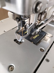 Machine à boutonnières informatisée Zoyer ZY9820 à double couteau et coupe-fil automatique pour denim - Product Image 6
