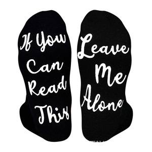Design personalizzato logo Oem "se si può leggere questo, portami un po 'di whisky" calzini da donna Non slip cartone animato calze novità - Product Image 5