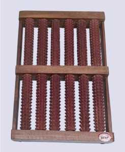 Rodillo masajeador de pies de madera natural, el más vendido, para alivio del dolor de pies, terapia y circulación sanguínea, disponible para la venta. - Product Image 1