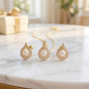 Conjunto de Joyería de Perlas de Moda al <span class=keywords><strong>por</strong></span> <span class=keywords><strong>Mayor</strong></span>, Chapado en Oro de 18K, con Zirconia en Forma de Lágrima y Halo, para Novias, Bodas y Fiestas, Collar y Pendientes para Mujer 2026 - Product Image 1