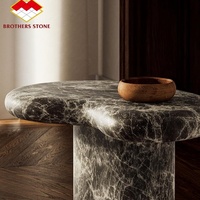 Table d'appoint sculpturale Elowen en faux marbre Emperador foncé pour espaces intérieurs