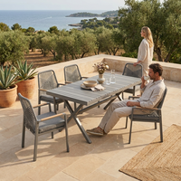 Table de jardin extérieure avec structure en aluminium, plateau en lattes WPC imitation bois et design à pieds en X