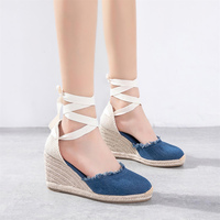 Sandales compensées femme bleues en jean à bout fermé, avec liseré effiloché, lacets à nouer autour de la cheville et plateforme tressée, chaussures d'été
