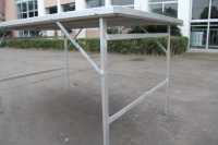 Table pliante portable d'extérieur robuste, design nordique, en aluminium, style moderne urbain et éco-responsable, pour les rassemblements