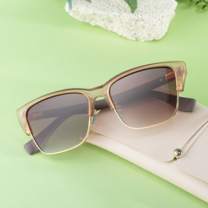 แว่นกันแดดทรงแคทอายสำหรับผู้ชาย กรอบสีดำ เลนส์ PC ป้องกันรังสียูวี 400 ขาแว่นลายไม้เทียม สำหรับกิจกรรมกลางแจ้ง รุ่น FY-99257 - Product Image 2