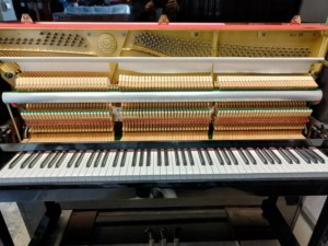 Piano Vertical KU10 Borgoña Usado en Japón, Tono Cálido, Perfectamente Afinado, Elección Profesional, Tono Puro, Tacto Confortable - Product Image 5