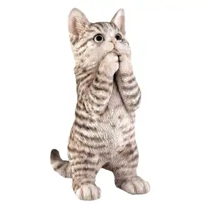 逼真的宠物祈祷小雕像，手绘雕像室内或室外装饰，灰色虎纹猫小雕像家庭装饰树脂