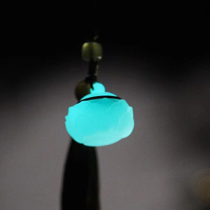 Pendentif de voiture parfumé au lotus 2,4x2,6cm, breloque à pompon thématique, cadeau unisexe, pendentifs de mode - Product Image 2