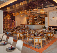 Meubles de restaurant modernes au design minimaliste, tables rondes et ensemble de chaises en bois, restaurant chinois, restaurant haut de gamme