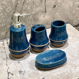 Ensemble moderne en céramique bleue avec design à lettrage, comprenant un distributeur de savon, un porte-brosse à dents et une porte-savon pour salles de bain et douches - Product Image 6
