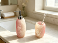 Ensemble d'accessoires de salle de bain en polyrésine à motif marbre onyx rose dégradé, comprenant un distributeur de savon liquide, un porte-brosse à dents et un gobelet, pour la vanité et le bain