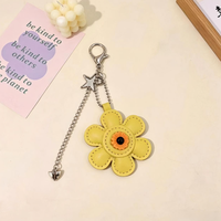 Breloque de sac moderne en cuir PU motif tournesol pour femmes et filles, avec pendentif étoile et chaîne, porte-clés et ornement floral mignon à suspendre au sac à main