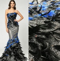 Tissu en maille noir avec plumes d'autruche faites à la main, sequins et mini-perles argentées pour robes de soirée longues pour femmes - Vente en gros