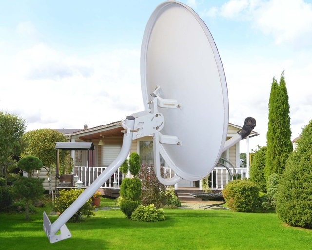 SANWEI 33 Years Experience Ku Band Outdoor Steel Satellite Antenna 55cmx61.4cm Reflector 0.4mm Thickness 10.7-12.75GHz Frequency
