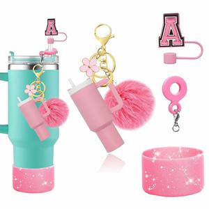 Lot de quatre porte-clés boules moelleuses en acrylique, mini-gobelets avec paille et bouchon anti-poussière, designs élégants de tasses - Product Image 1