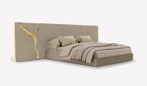 Lit plateforme de luxe sur mesure avec tête de lit large capitonnée, en velours beige et détails craquelés en feuille d'or pour chambre principale - Product Image 4