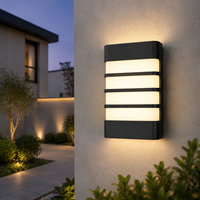 Fabrication professionnelle de lampes murales extérieures modernes pour jardin, terrasse, villa, couloir, design simple carré, étanches, en PP.