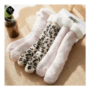 China Lieferanten Leoparden muster Fleece Socken Frauen flauschige Bett Winter Hausschuhe Socken