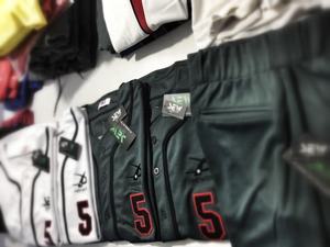 Ensembles d'uniformes de baseball de haute qualité en polyester respirant, idéaux pour les équipes universitaires compétitives aux championnats nationaux - Product Image 2