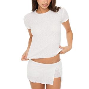 Ensemble de sport décontracté pour femme avec logo personnalisé OEM, respirant, 100 % coton, t-shirt tricoté à col rond et mini-jupe taille basse - Product Image 2