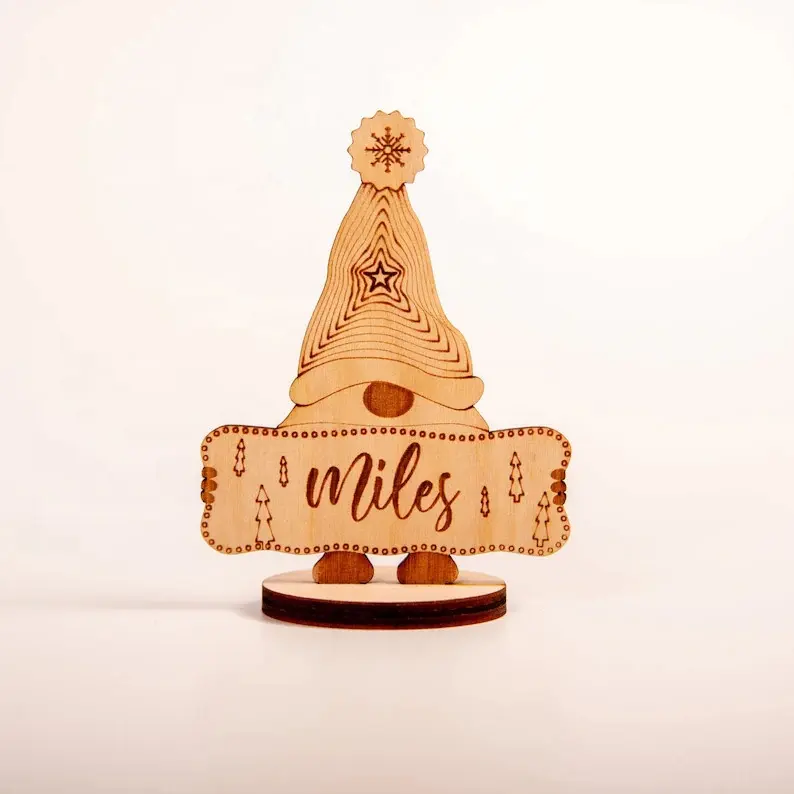 Interessantes dekoratives Weihnachtsbaum Urlaub Holz-Szenenarrangement  personalisierter Weihnachtszwerg Ortsname