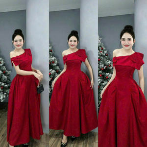 Vestido midi rojo con apliques florales de un solo hombro, vestido vietnamita de un solo hombro, floral, ligero, transpirable, elegante, de poliéster. - Product Image 3