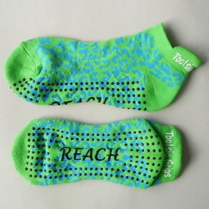 Calzini Antiscivolo con Grafica Leopardata Personalizzata, Logo sul Fondo, per Pilates, Lagree e Fitness - Product Image 1