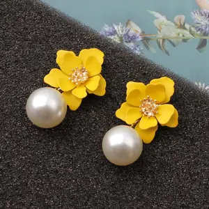 Простые золотые серьги для женщин, короткие красочные серьги с цветком и жемчугом, блестящие полимерные серьги