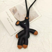 Porte-clés Ours Mignon Tendance : Pendentif Créatif en Cuir pour Sacs à Dos, Sacs et Clés de Voiture – Adorable Cadeau Décoratif